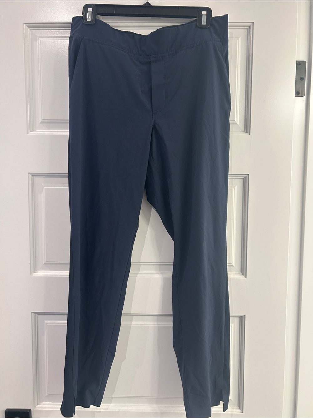 Athleta Brooklyn Cropped Active Pants with Ankle Slits in Navy, size 8